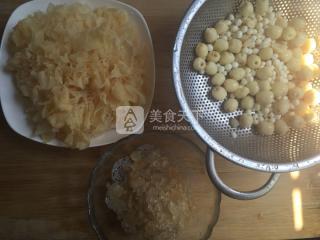 莲子茨实雪耳胶的做法步骤：1