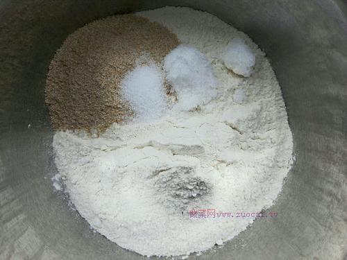 粗粮麦麸主食面包的做法