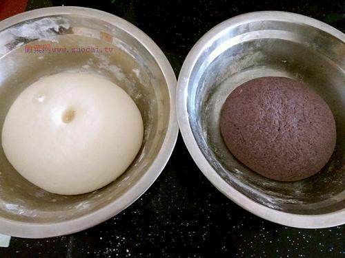 金钱黑米面豆沙包的做法