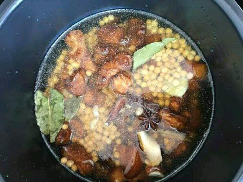 肘子肉焖黄豆的做法