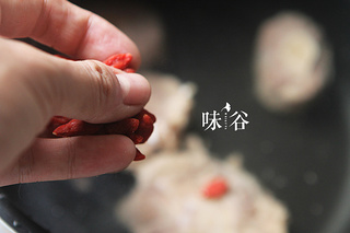 秋冬进补（白萝卜牛尾汤）的做法步骤：4