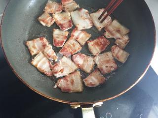贴秋膘的快手肉菜——香煎五花肉的做法步骤：5