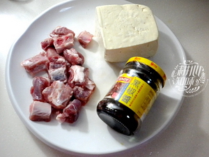 豆腐蒸黑椒排骨的做法步骤1
