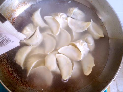 韭菜鸡蛋木耳火腿饺子的做法
