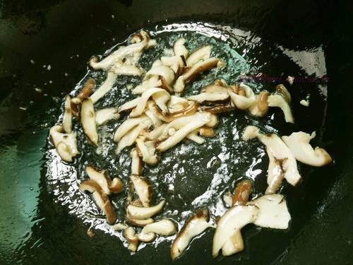 香菇鸡蛋面的做法