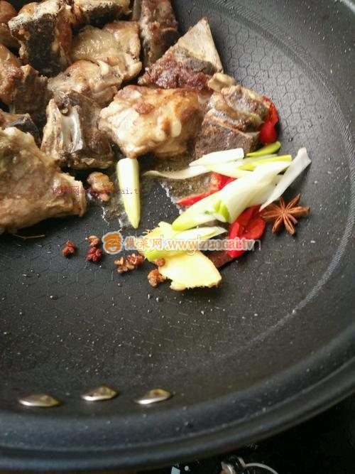 排骨炖土豆的做法