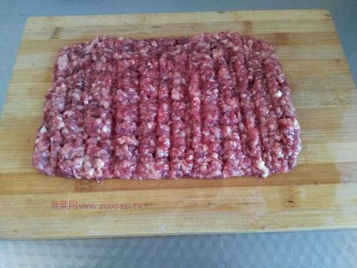 黑胡椒驴肉饼的做法