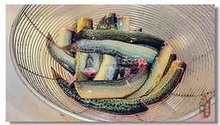 粉蒸泥鳅的做法步骤:2