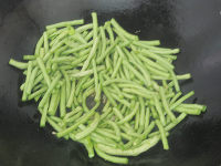豆豉鲮鱼炒豆角的做法步骤5