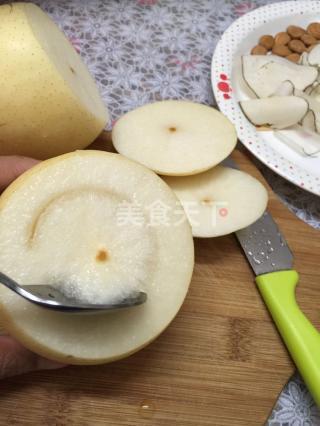 润喉雪梨盅的做法步骤：2