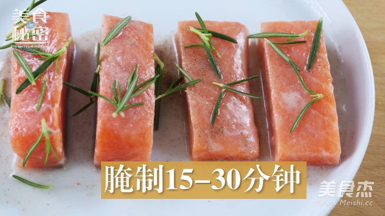 迷迭香煎三文鱼的做法