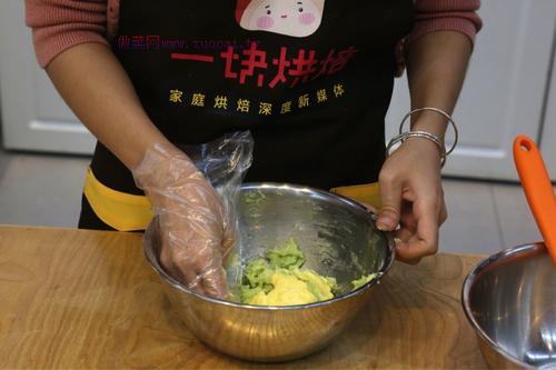 抹茶蔓越莓麻薯面包的做法