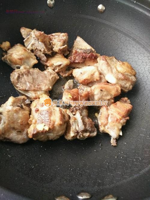 排骨炖土豆的做法