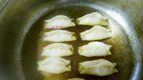 香菇鸡肉锅贴的做法
