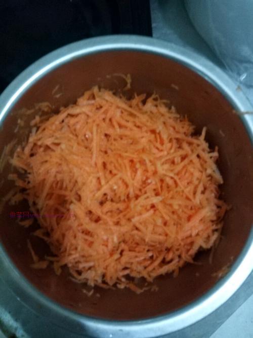 红萝卜煎饼的做法