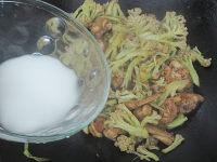 花菜焖鸡翅的做法步骤11