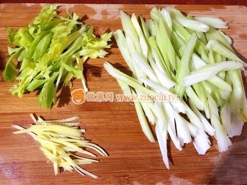 西芹炒鱿鱼的做法